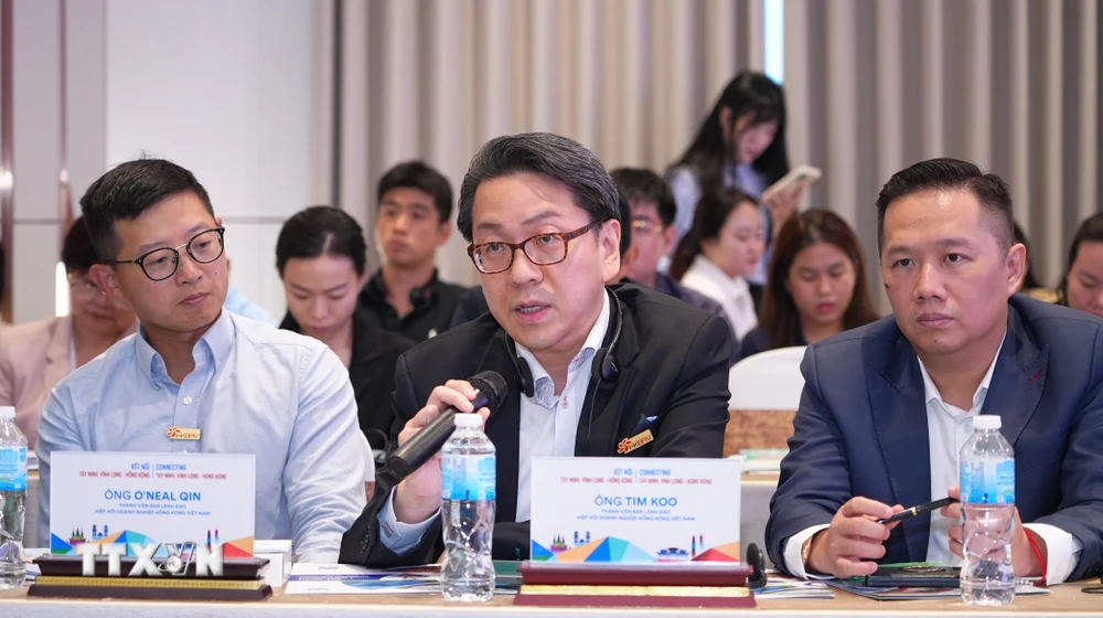 在越香港企业协会成员与西宁、永隆两省领导交流
