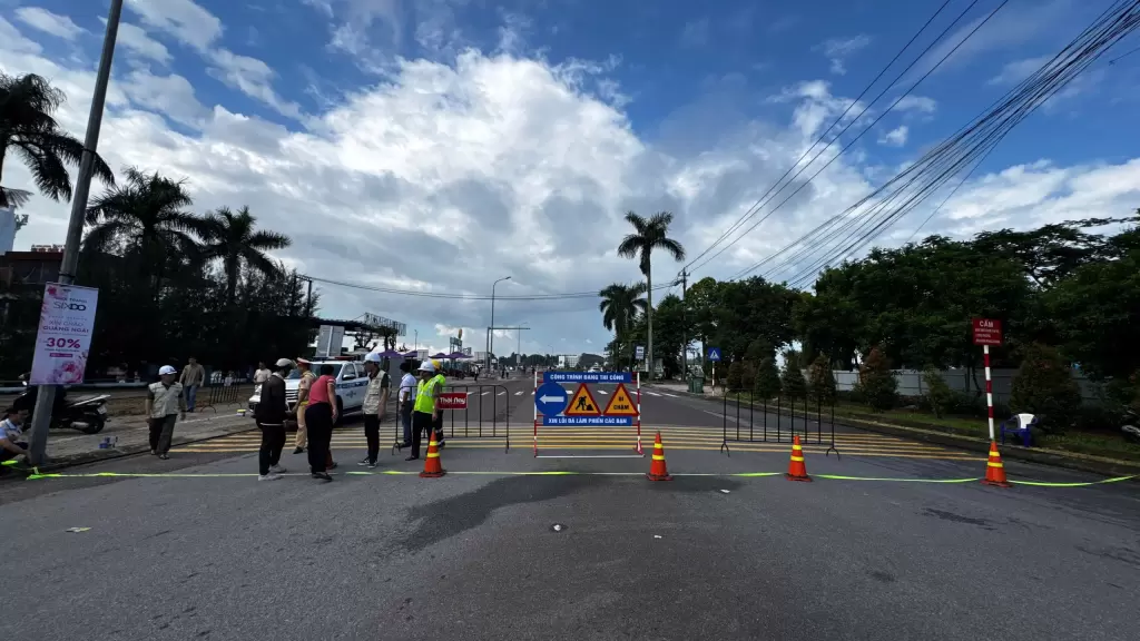 封闭道路,禁止车辆通行这座60多年历史的桥梁。