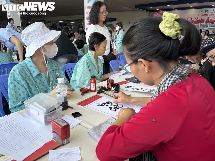 胡志明市肿瘤医院向女患者捐赠假发并发放慰问金 · 报道配图
