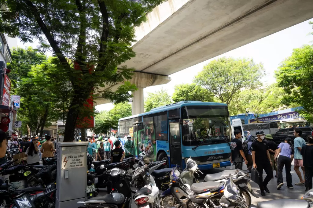 河内春水街两摩托车碰撞后女子遭公交车碾压身亡 · 报道配图