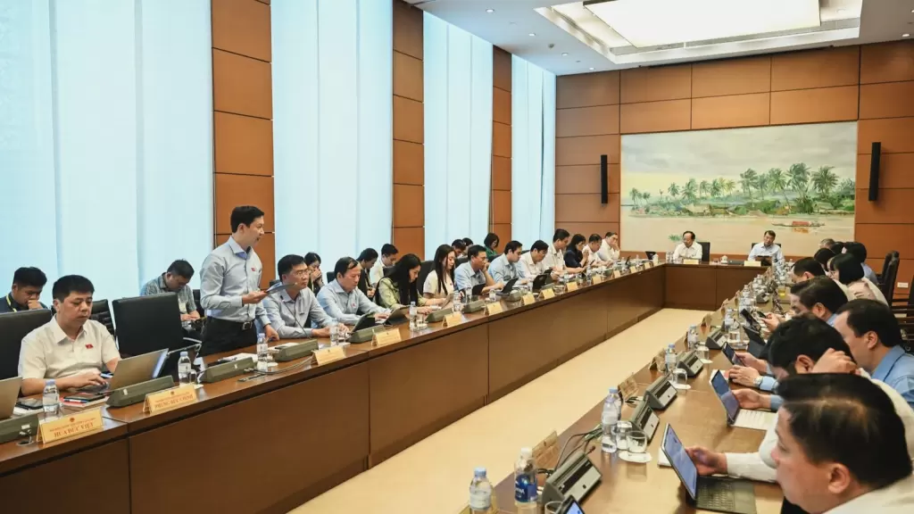 越南國會分組討論2026年經濟社會計劃 總理稱體制改革加快 · 報道配圖
