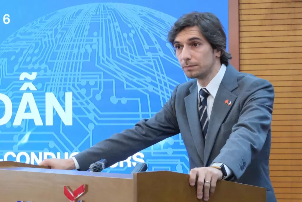 越南政府办公室与法国合作开设半导体技术培训班 · 报道配图