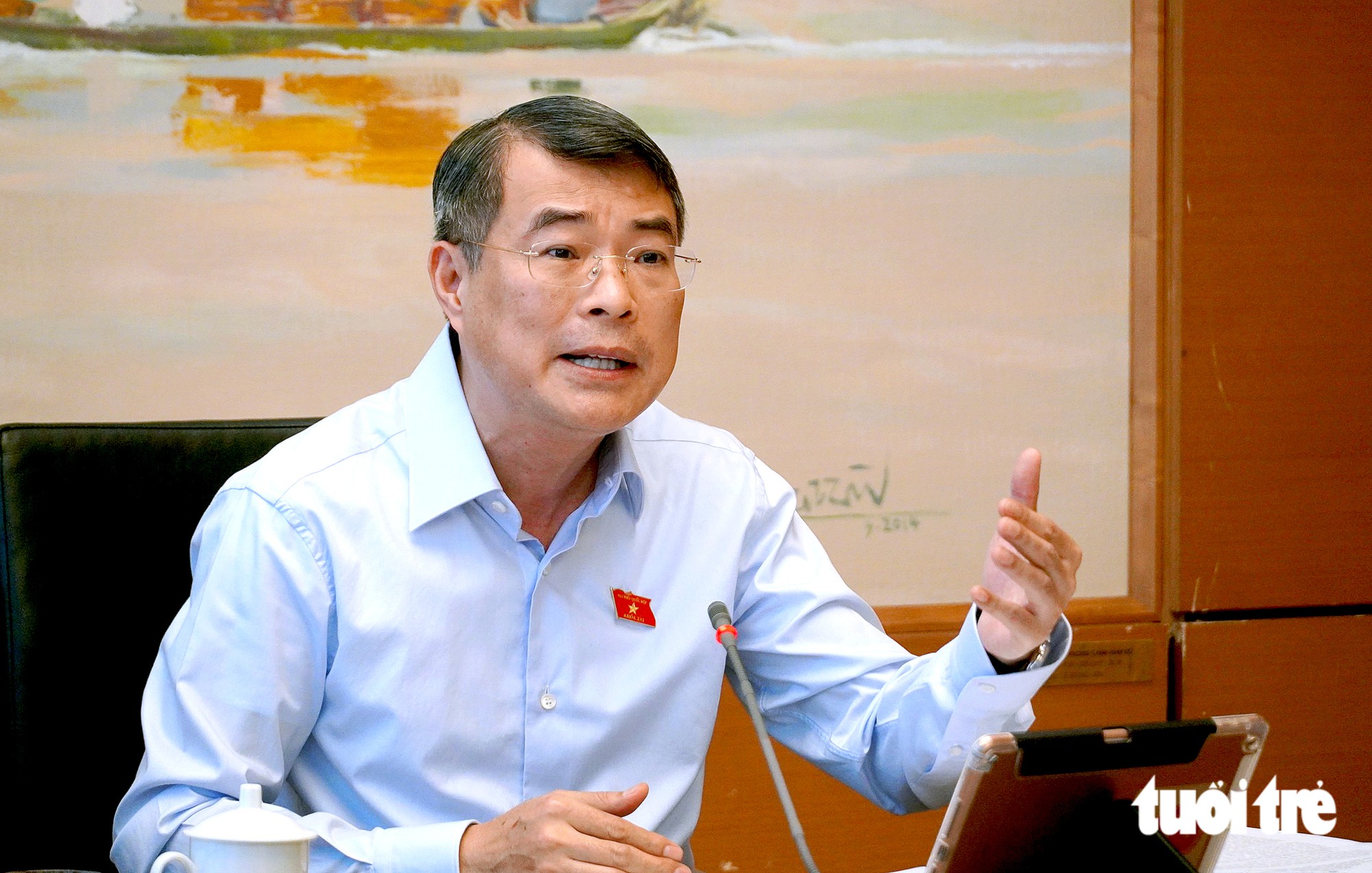 越南总理在国会分组讨论中提出降低住房与电力等中间环节成本 · 报道配图