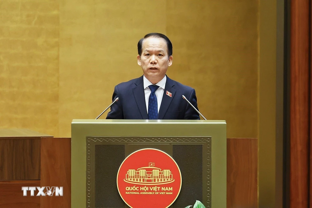越南司法部部长黄清松在国会会议上发言