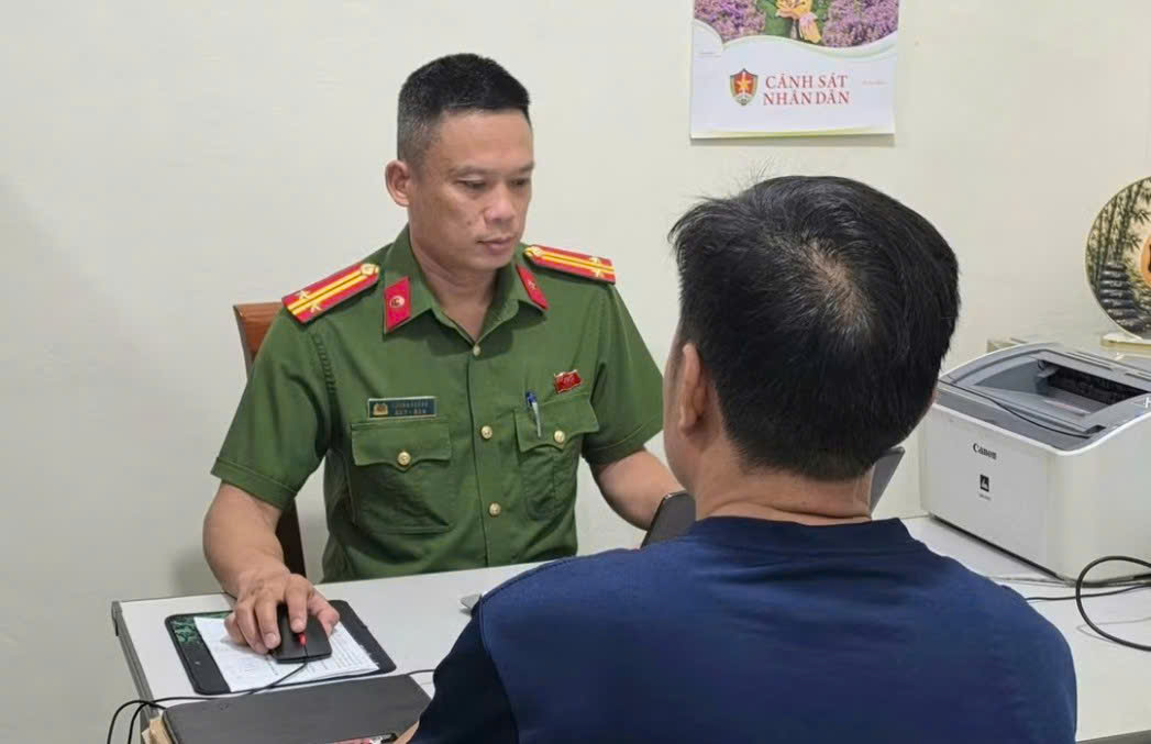 乂安省永兴坊警方追查在禁倒路段乱倒垃圾的司机 · 报道配图