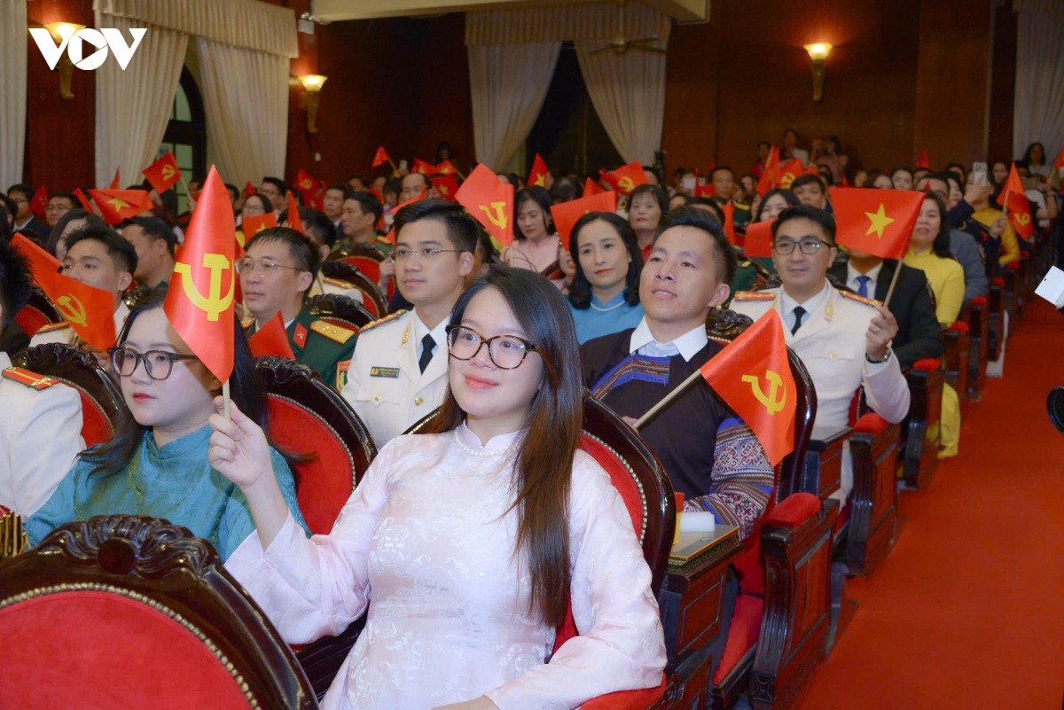 越南第六届建党思想征文比赛颁奖，陈锦秀出席并致辞 · 报道配图