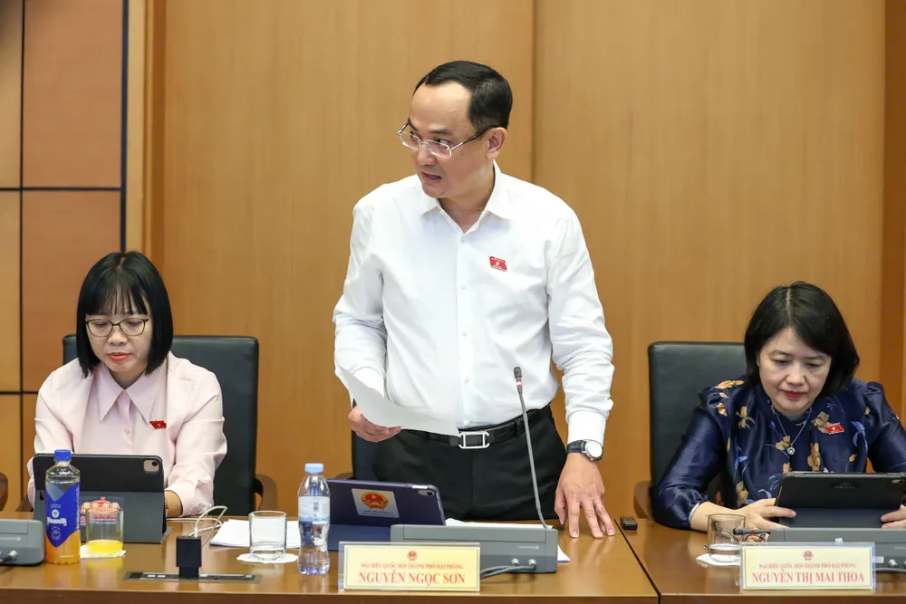 越南国会代表讨论经济增长目标与物价压力 · 报道配图