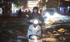 胡志明市下午和夜间继续有大雨,局地超过140毫米