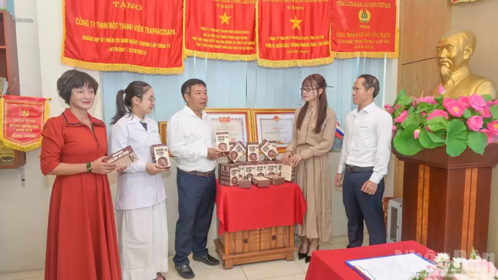 老街省藥材種植面積達6150公頃,計劃2030年擴至8500公頃 · 報道配圖