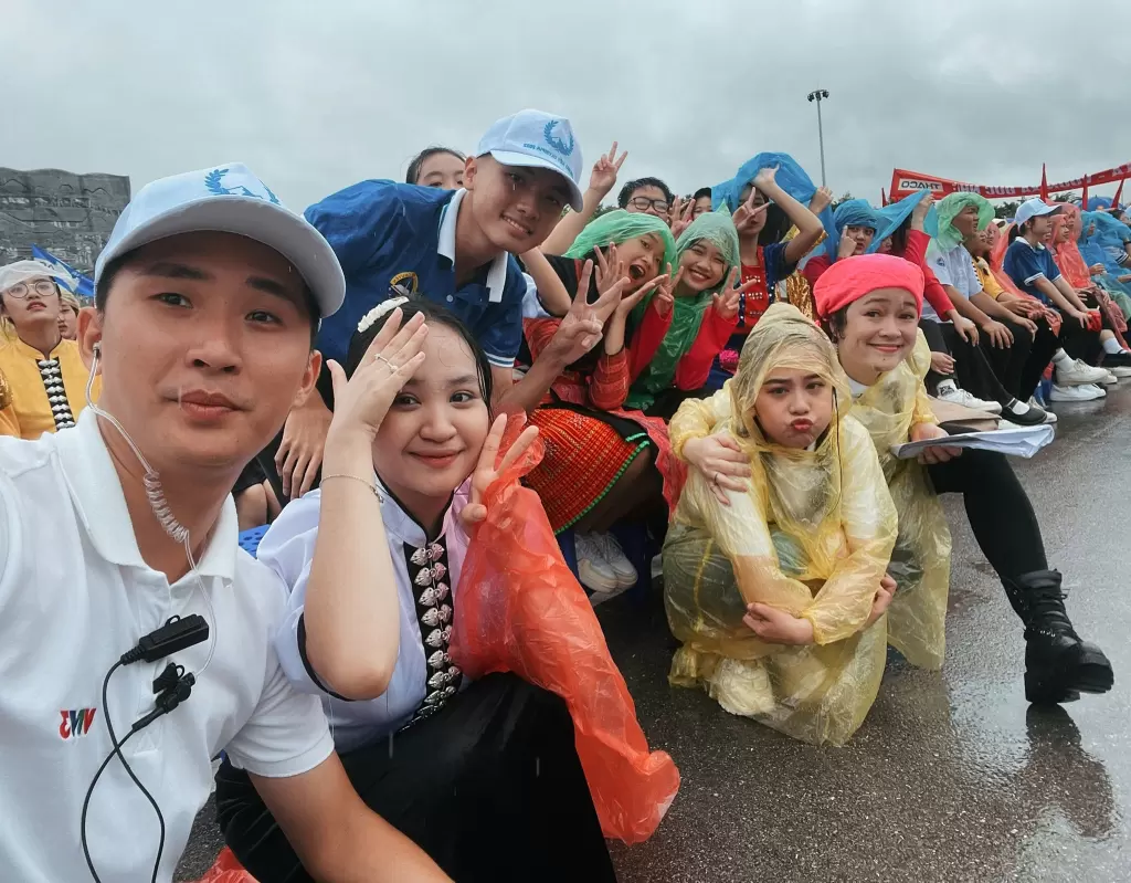 越南女主持Tuyết Ngân曾連續兩年主持奧林匹亞決賽點橋 · 報道配圖