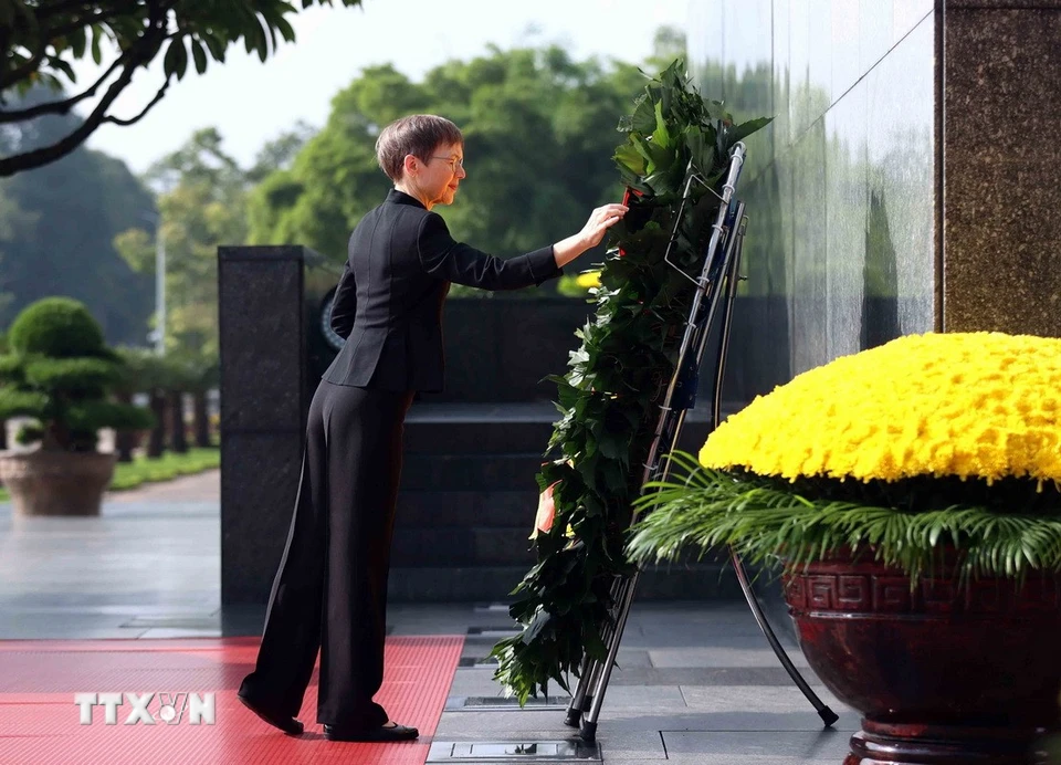列支敦士登首相瞻仰胡志明主席并缅怀英雄烈士
