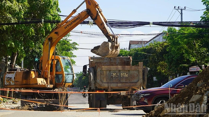 征女王街地下排水项目工地的废料被装上卡车