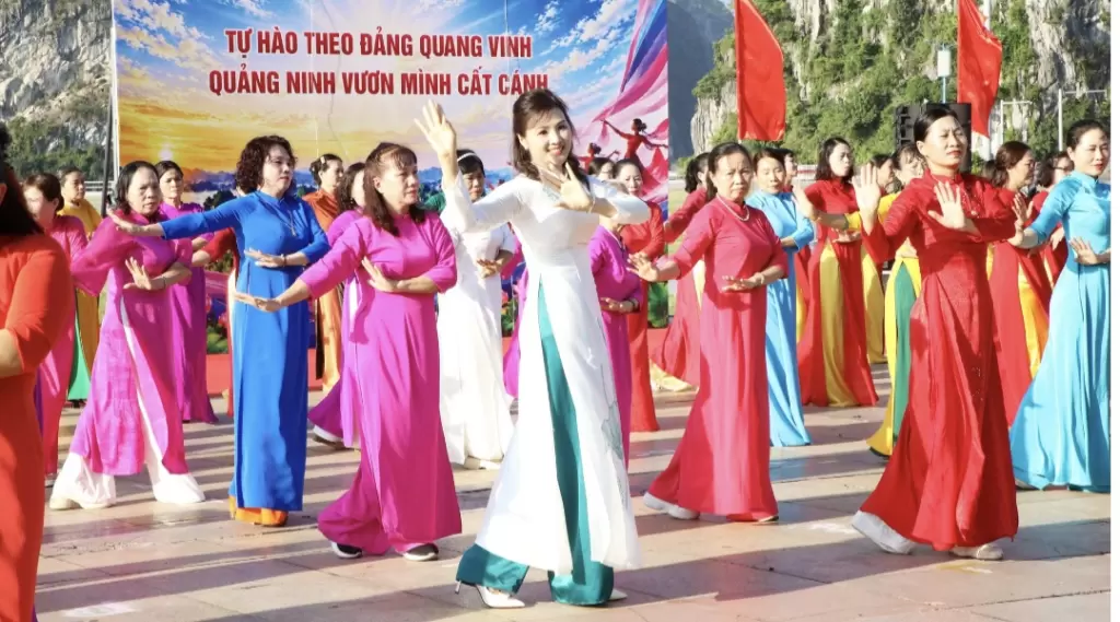 下龙坊逾1200名妇女在遗产海湾畔参加舞蹈活动 · 报道配图