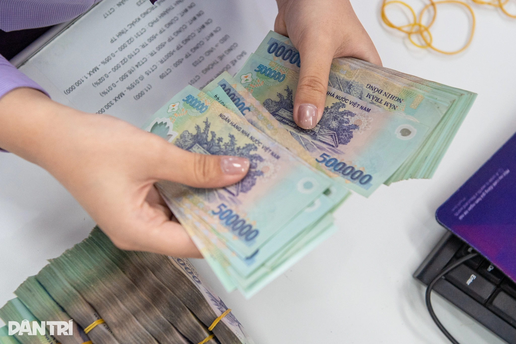 越南国家银行要求银行下调6个月以上存款利率至少0.5个百分点 · 报道配图