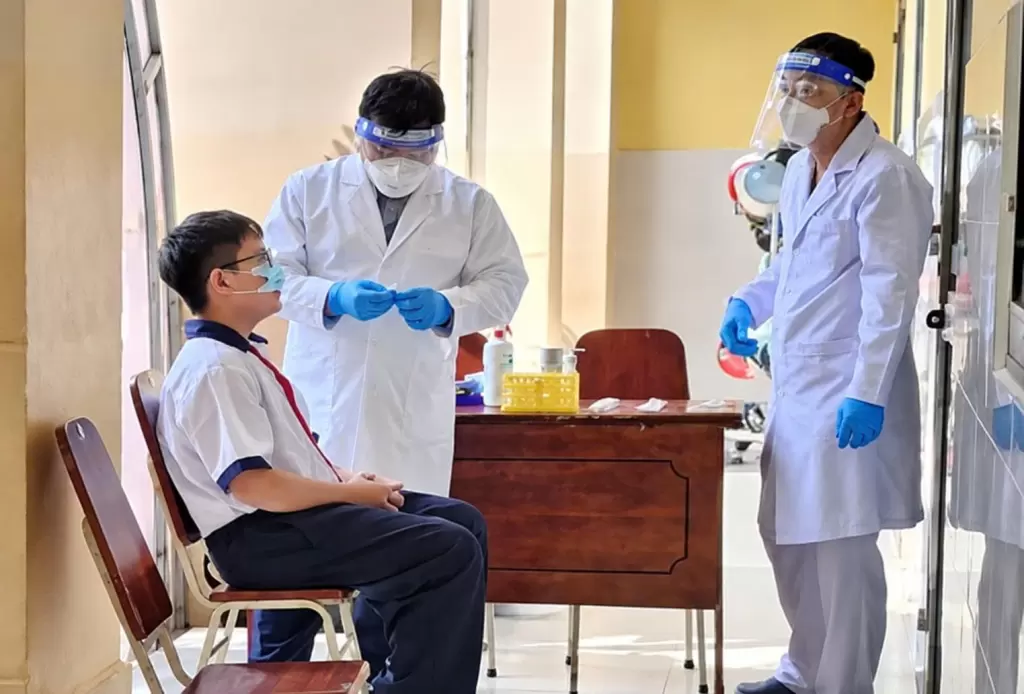 胡志明市一中学出现4例B群脑膜炎球菌病例,1名学生死亡 · 报道配图