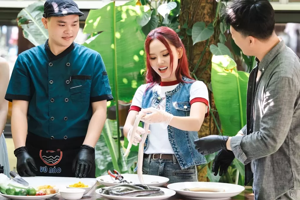吴兰香与Han Sara在《Sao Chọn》第四集做鳗鱼粥、包艾糍 · 报道配图