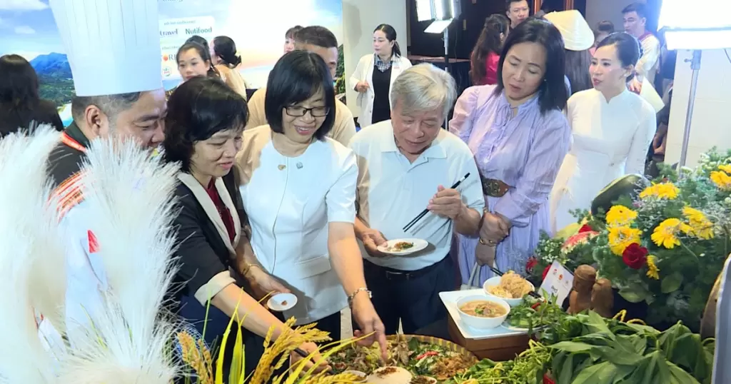 嘉萊Gala晚宴展演地方美食 現場片魚制刺身