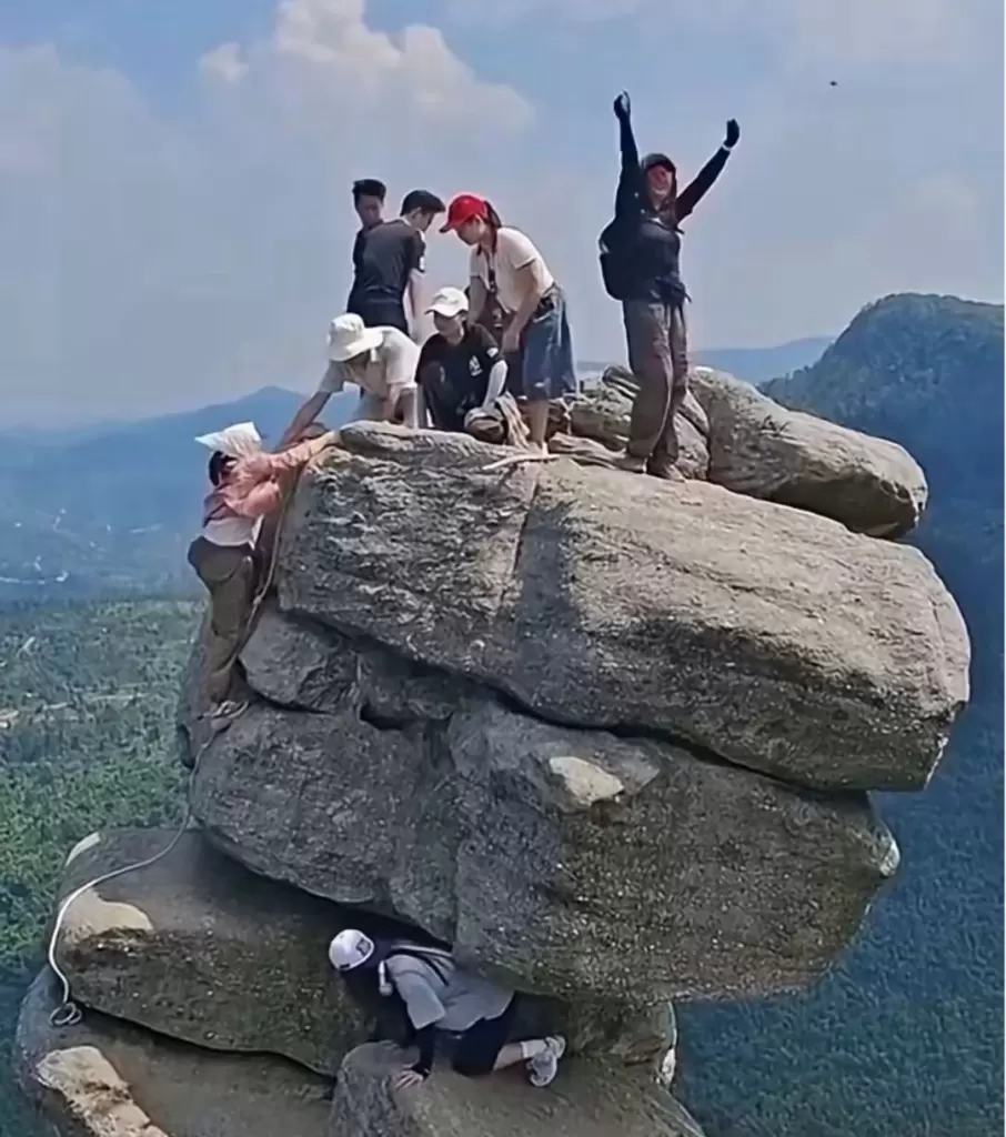 年轻人攀爬叠石山打卡