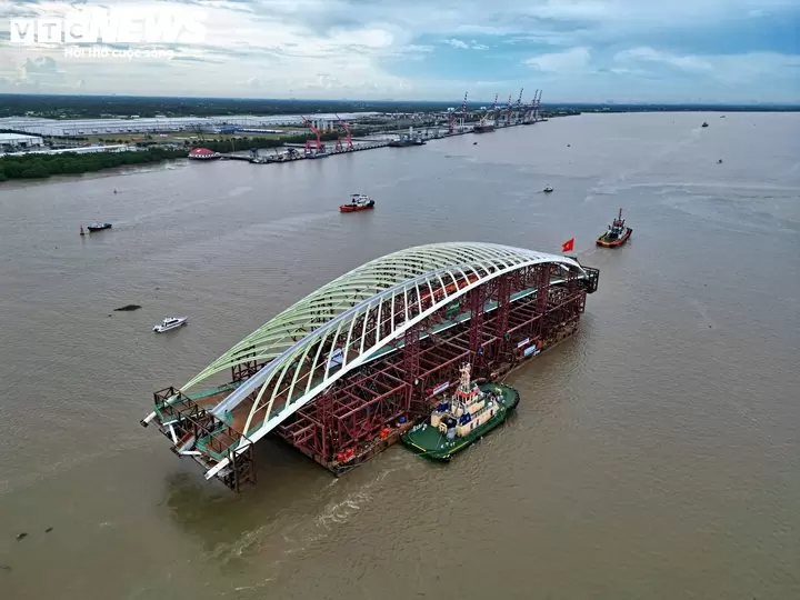西贡河步行桥3400吨主跨拖航经平庆桥驶向白藤码头 · 报道配图