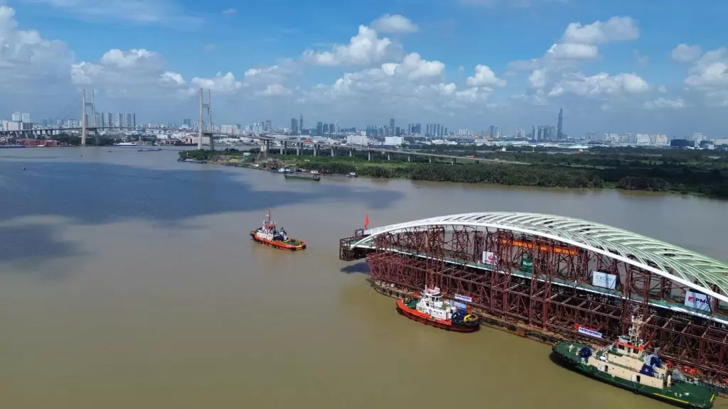 胡志明市西贡河步行桥3400吨钢拱主跨拖航通过富美桥 · 报道配图