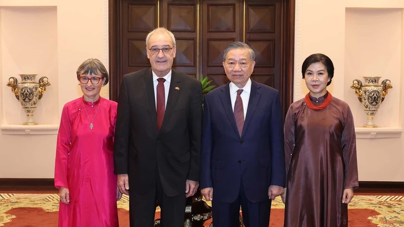 瑞士总统帕尔梅林结束访越，两国签署自贸协定 · 报道配图
