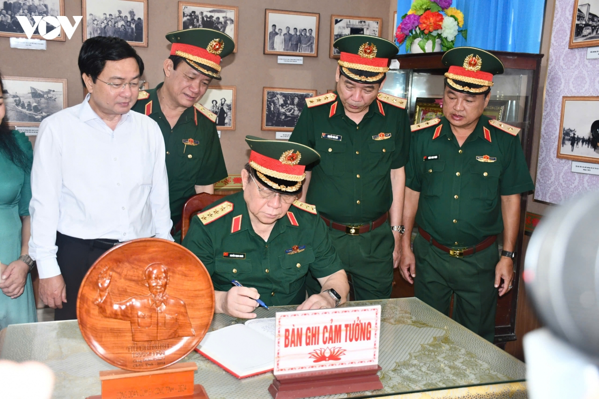 阮仲義大將參觀第八軍區80週年紀念