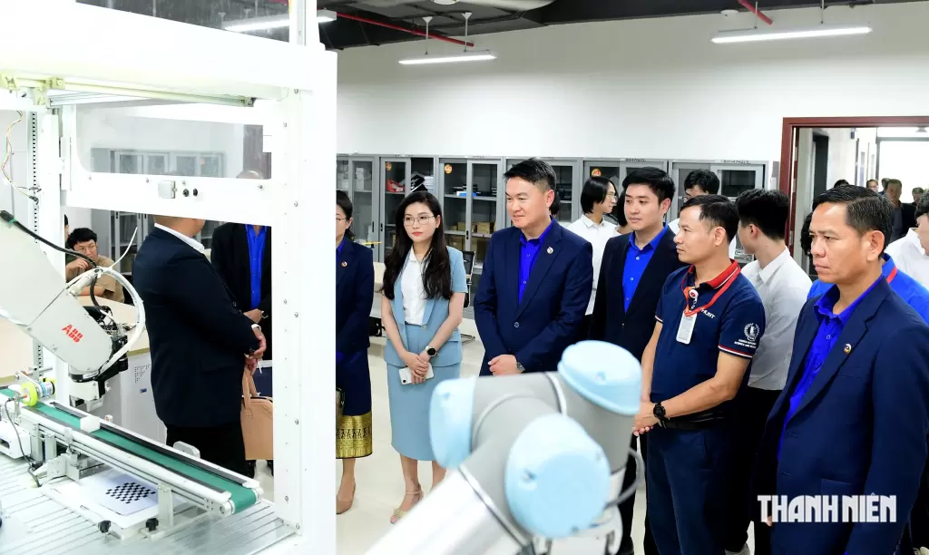 老撾青年代表團訪問河內理工大學 校方提議設年度創新項目 · 報道配圖