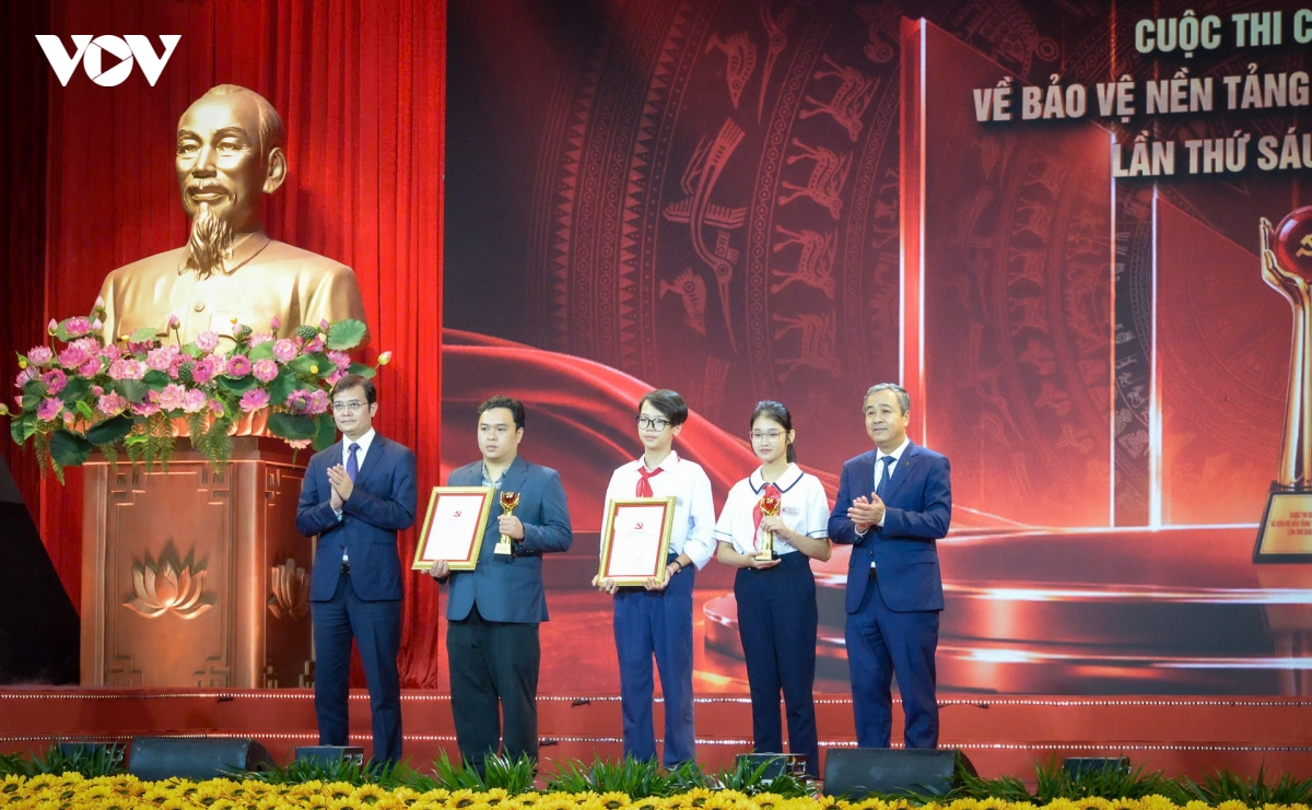 越南第六届建党思想征文比赛颁奖，陈锦秀出席并致辞 · 报道配图