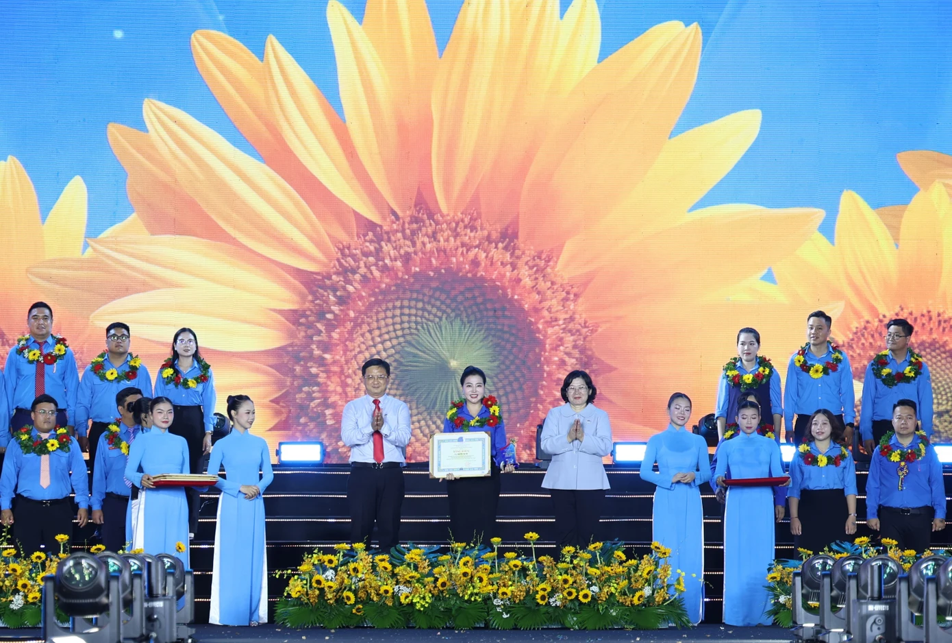 胡志明市青聯會紀念成立70週年並表彰71名青年骨幹 · 報道配圖