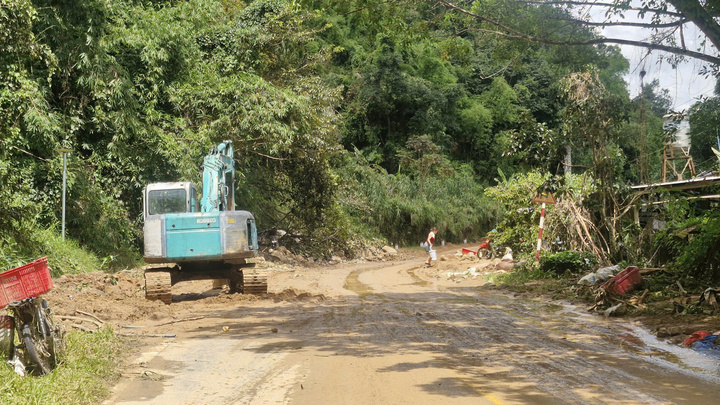 林同省暴雨引發山洪 國55號公路數十米路面被土石掩埋 · 報道配圖
