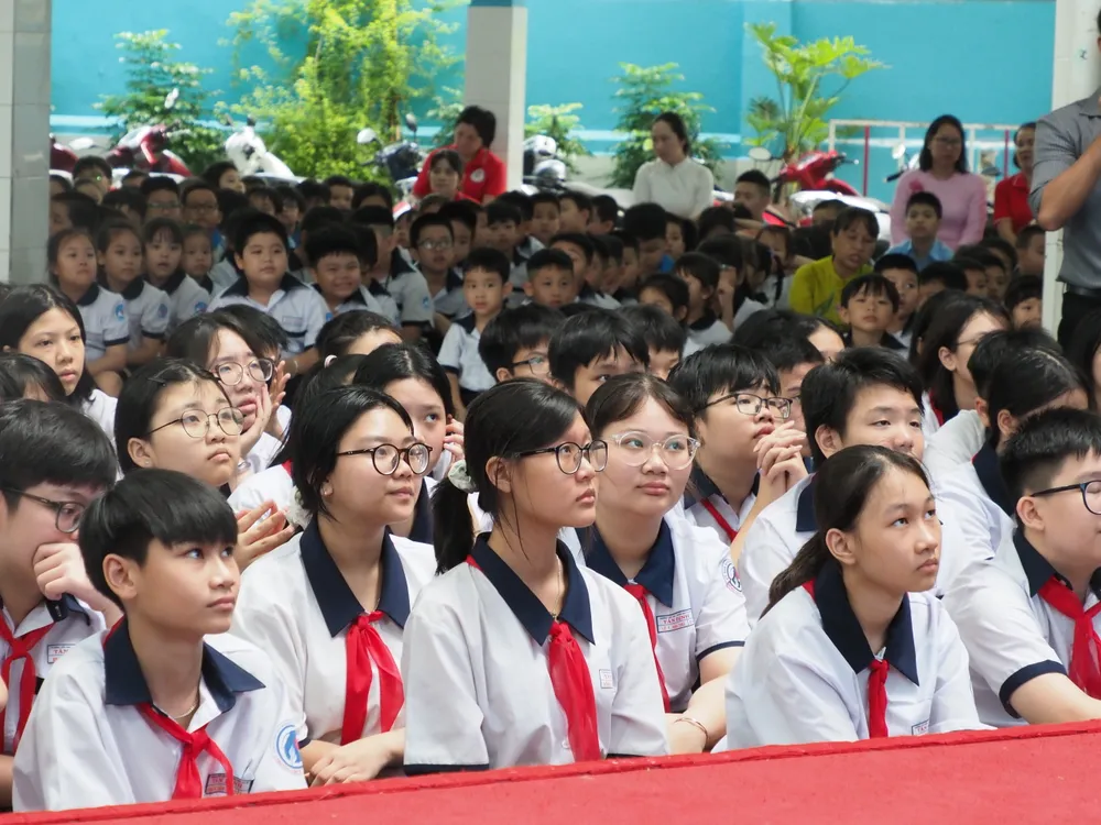 胡志明市公立學校整合後校長副校長減少2745人 · 報道配圖