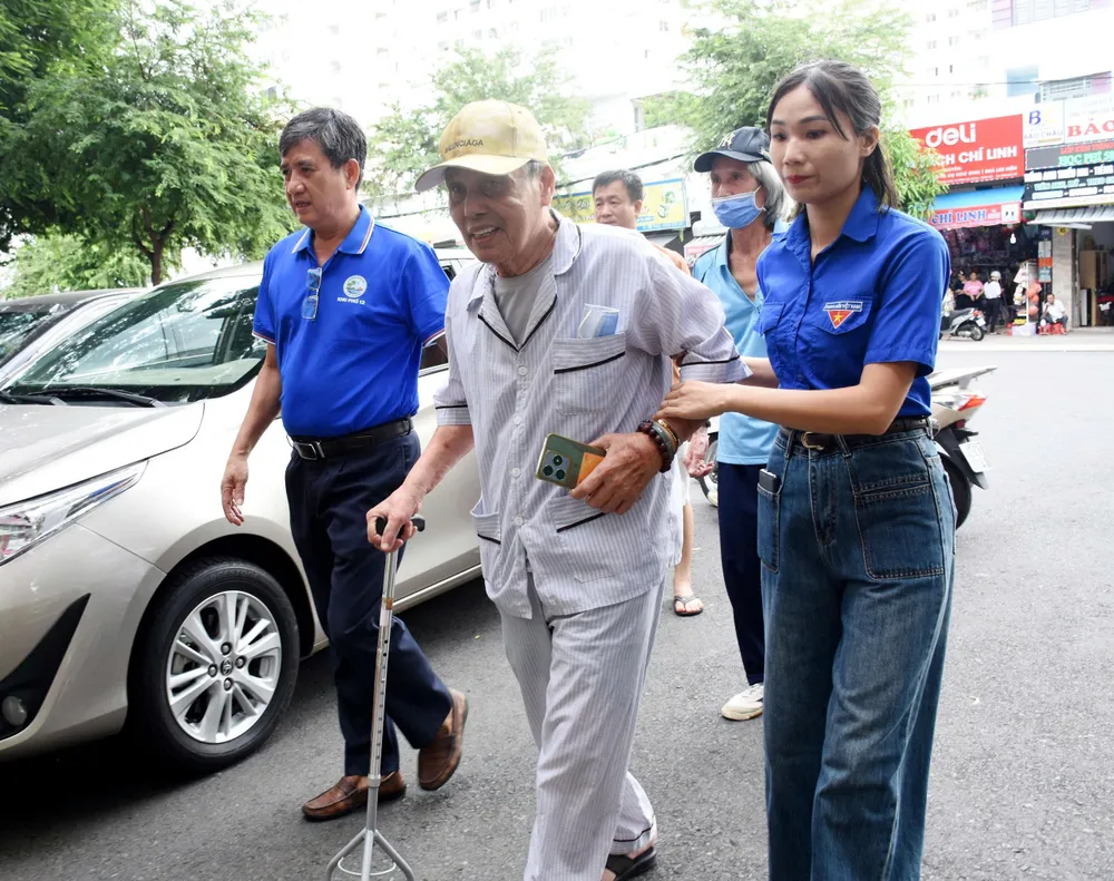 沥椰坊举办流动健康检查 居民可查心血管及做血液检验 · 报道配图