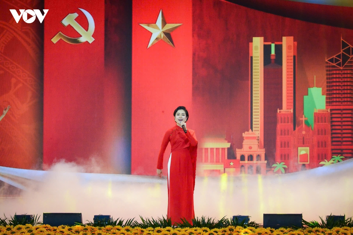 越南第六届建党思想征文比赛颁奖，陈锦秀出席并致辞 · 报道配图