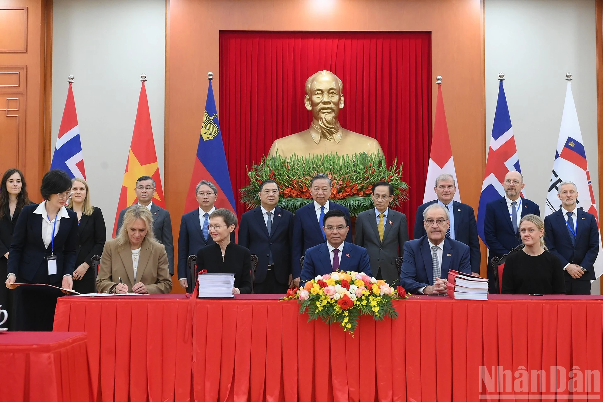 苏林与代表出席签署仪式