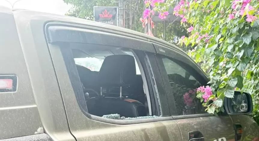 乂安省一公寓前人行道停放的多辆汽车车窗被砸
