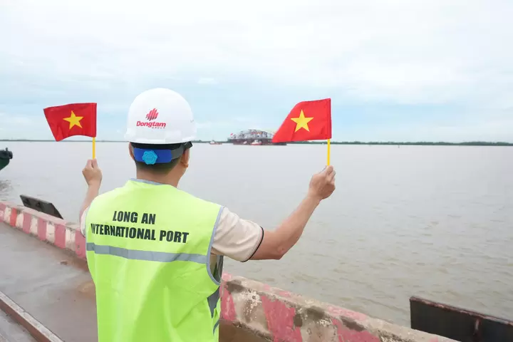 16時，拖航船隊抵達Soài Rạp河航線上的隆安國際港。