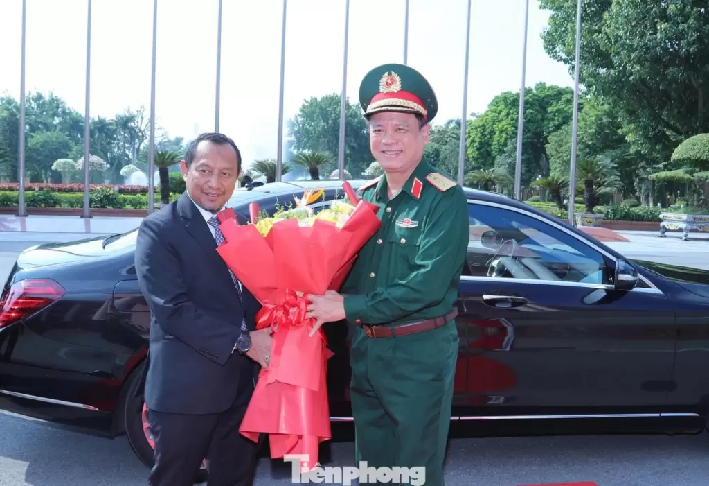 阮长胜上将迎接Datuk Lokman Hakim Ali