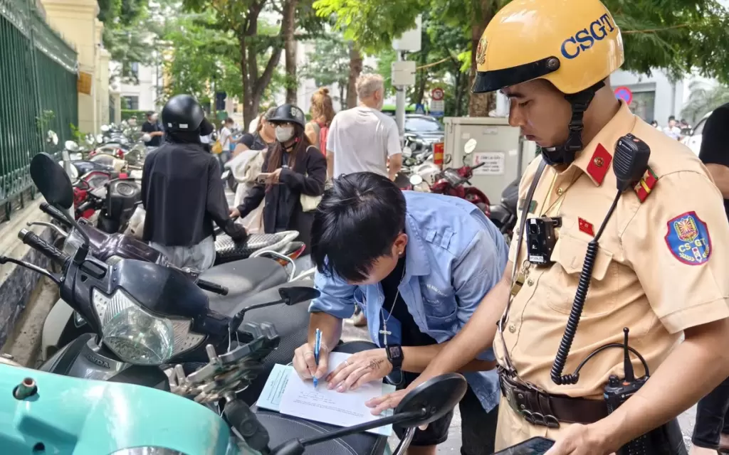河内古街整治违规停车 警方要求停车场与商户签承诺书