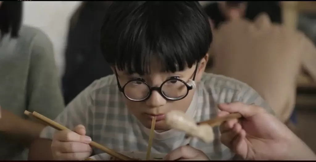Minh Xíu增重5公斤，在《無頂之家》中飾演Huyền Lizzie的兒子
