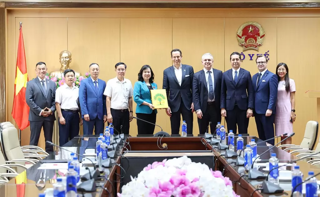 越南卫生部长会见DKSH总裁，讨论药品分销现代化与扩大投资 · 报道配图