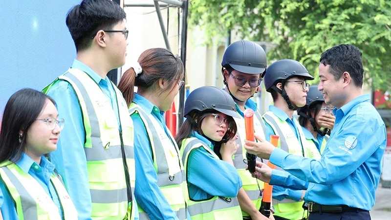 胡志明市青年聯合會辦70週年活動並啟動扶貧與交通安全項目 · 報道配圖