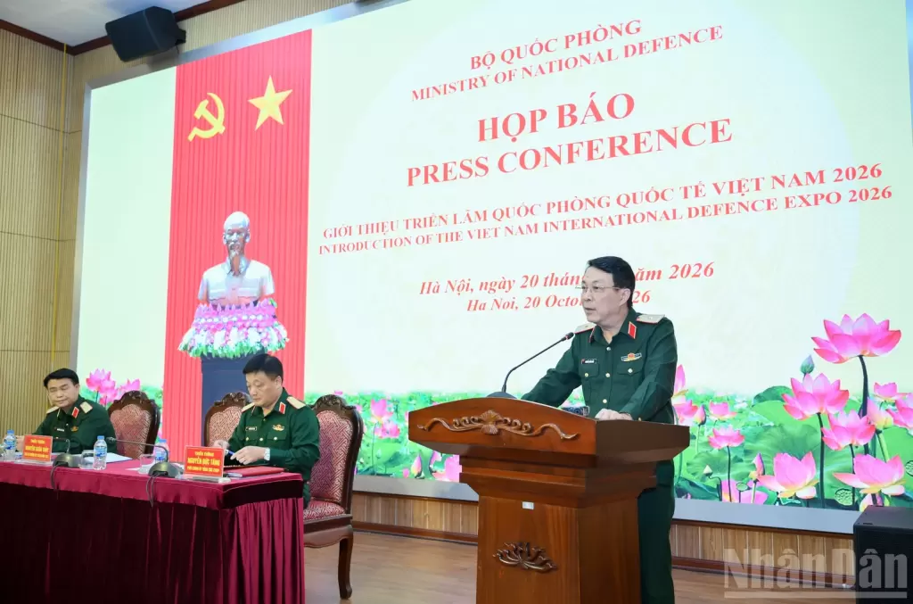 阮春水少将在新闻发布会上发言