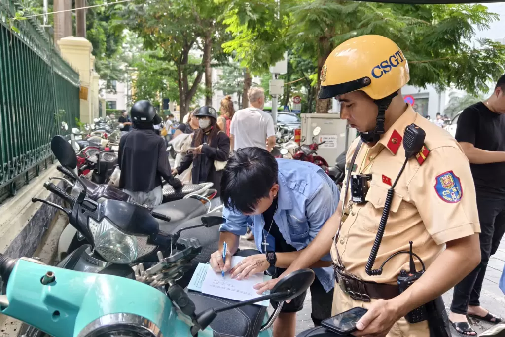 河内古街整治违规停车 警方要求停车场与商户签承诺书 · 报道配图