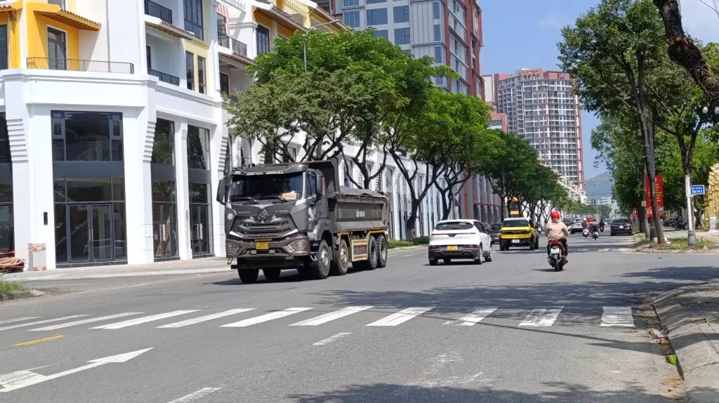 岘港核查约30吨运土自卸车驶入市中心禁行路段