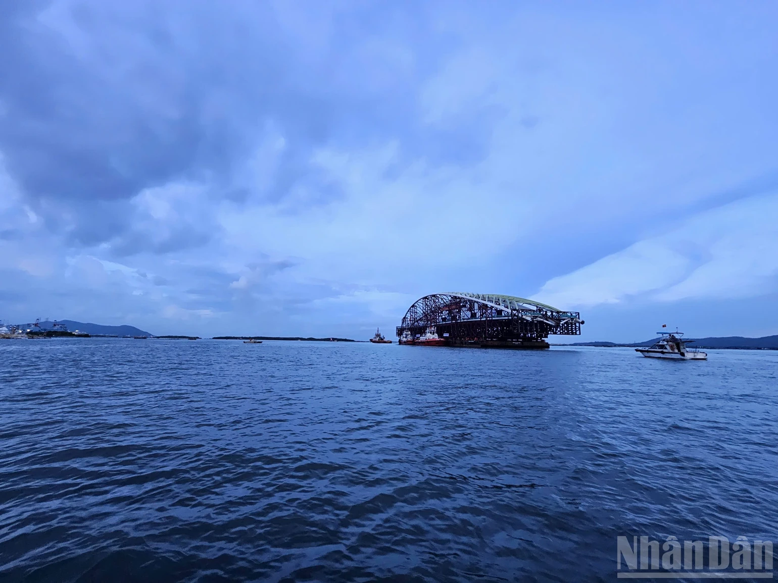 驳船驶向海口