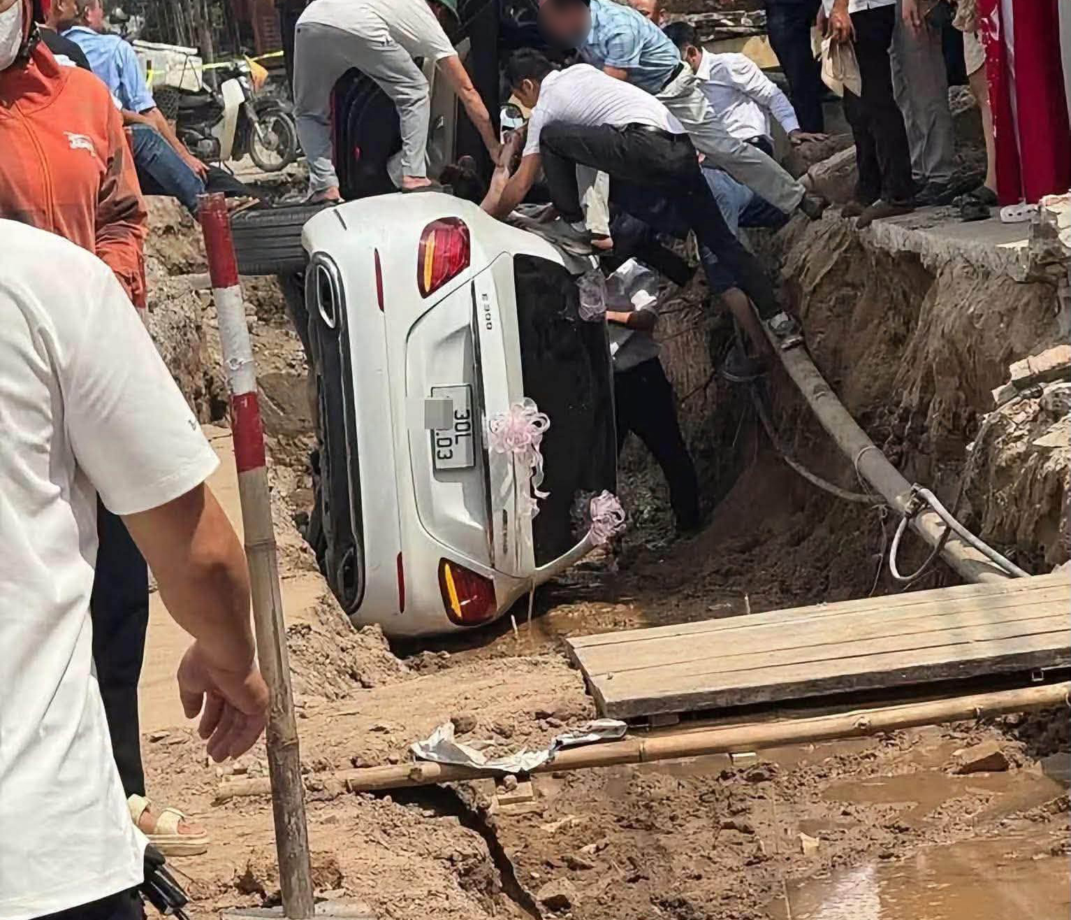 兴安一婚车坠入施工沟渠 车上人员获救无人伤亡 · 报道配图