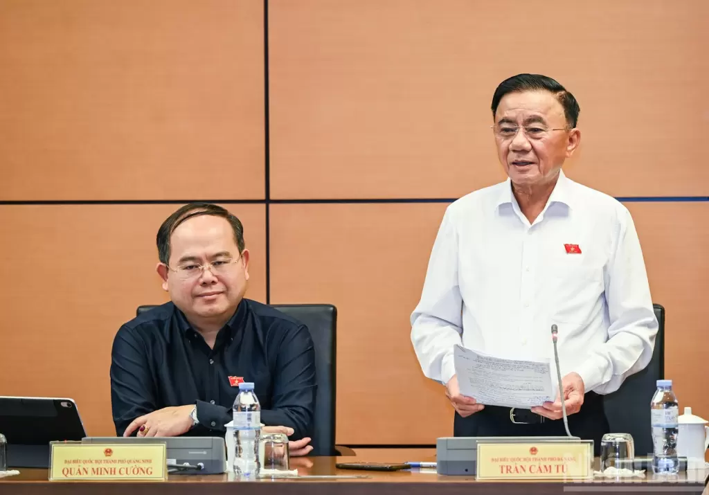 陈锦绣在讨论中发言