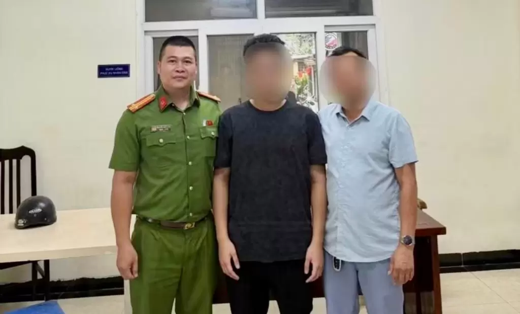白梅坊公安与男学生家庭分享喜悦