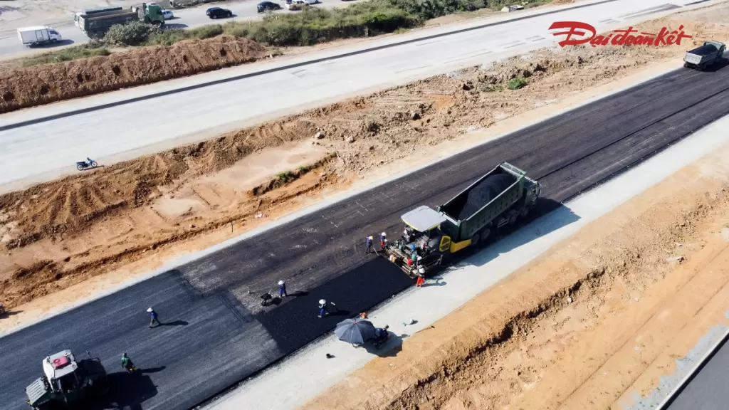 河內5200億盾連接升龍大道與和平高速路段完成逾三成工程量 · 報道配圖