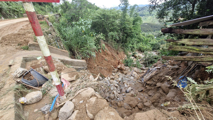 林同省暴雨引發山洪 國55號公路數十米路面被土石掩埋 · 報道配圖